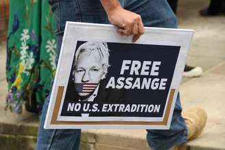 Britânicos pedem que extradição de Assange seja bloqueada