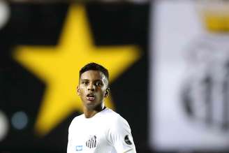 Rodrygo, do Santos, na partida contra o Atlético Goianiense, válida pela terceira fase da Copa do Brasil 2019, no Estádio da Vila Belmiro, em Santos, nesta quinta-feira (11).