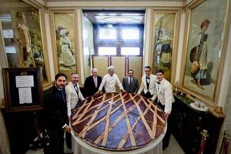 Confeitaria em Nápoles fabrica torta gigante para Páscoa