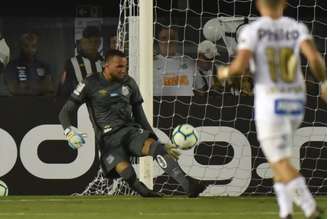Everson terá mais dois jogos pela frente para 'vencer' disputa pelo gol com Vanderlei (Foto: Ivan Storti/Santos)