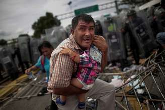 Migrante de Honduras, integrante de caravana rumo aos EUA, tenta se proteger em fronteira Guatemala-México, em Ciudad Hidalgo 19/10/2018   REUTERS/Ueslei Marcelino