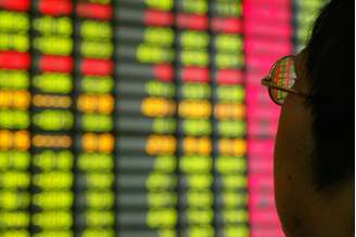 Investidor observa tela com movimento de mercados em Xangai 
25/07/2003
REUTERS/Claro Cortes IV