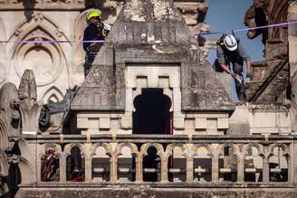 Operários trabalharam para consolidar fachada da Catedral de Notre-Dame após incêndio