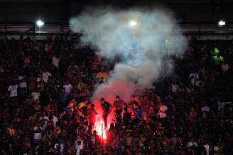 Torcida do Flamengo esgota ingressos para a final do Campeonato Carioca (Foto: CARL DE SOUZA / AFP)