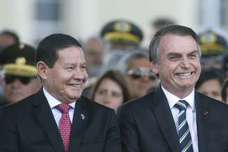O presidente da República, Jair Bolsonaro (D), e o seu vice, Hamilton Mourão, participam da cerimônia de comemoração ao Dia do Exército realizada no Quartel General do Exército, em Brasília