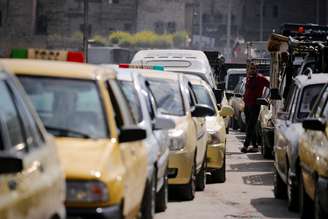 Carros em fila num posto de combustíveis em Aleppo, na Síria. 11/4/2019. Picture taken April 11, 2019. REUTERS/Omar Sanadiki