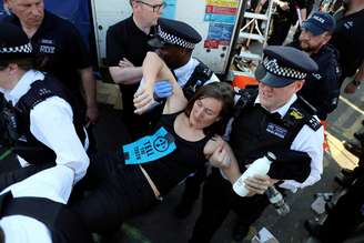 Ativista contra mudanças climáticas é detida durante protesto na Ponte Waterloo, em Londres. 20/4/2019. REUTERS/Simon Dawson -