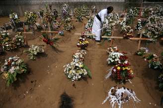 Sacerdote coloca flores em local de funeral coletivo no Sri Lanka
25/04/2019 REUTERS/Athit Perawongmetha 