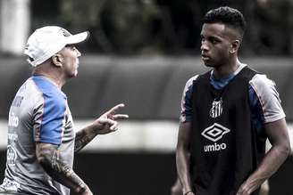 Jorge Sampaoli orienta o atacante Rodrygo no último treino antes de enfrentar o Grêmio (Ivan Storti/Santos FC)