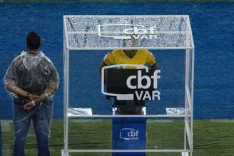 Árbitro Dewson Fernando Freitas da Silva consulta o VAR durante Fluminense x Goiás pela 1ª rodada do Campeonato Brasileiro, na noite deste domingo (28) realizada no Maracanã, no Rio de Janeiro