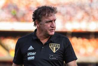 O técnico Cuca, do São Paulo, em partida contra o Botafogo, válida pela 1ª rodada do Campeonato Brasileiro, no Estádio do Morumbi, na capital paulista, neste sábado (27)