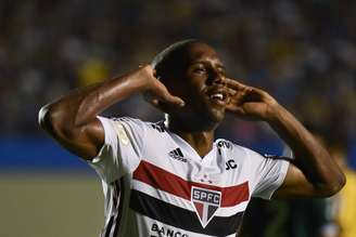 Toró, do São Paulo, comemora seu gol durante partida contra o Goiás, válida pela segunda rodada do Campeonato Brasileiro 2019, no estádio Serra Dourada, em Goiânia, nesta quarta- feira.