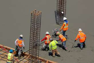 Operários da construção civil trabalham em San Diego, na Califórnia
23/03/2019
REUTERS/Mike Blake