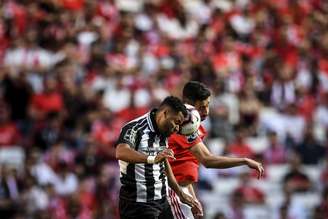 Benfica vence de virada e segue líder isolado Campeonato do Português (Foto: AFP)