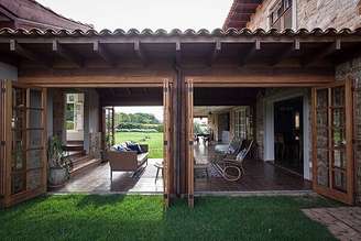 1- A casa rústica emprega materiais naturais como pedra e madeira. Fonte: Casa de Valentina