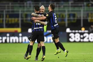 Jogadores da Inter comemoram a vitória desta segunda (Foto: AFP)