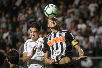 Felipe Aguilar, do Santos, disputa lance com Réver, do Atlético Mineiro, em partida válida pelas oitavas de final da Copa do Brasil 2019, no Estádio Independência, em Belo Horizonte, na noite desta quarta feira (15).