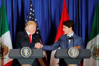 Presidente dos EUA, Donald Trump, cumprimenta o primeiro-ministro canadense, Justin Trudeau; bandeiras do México são vistas ao fundo 
30/11/2018
REUTERS/Andres Stapff