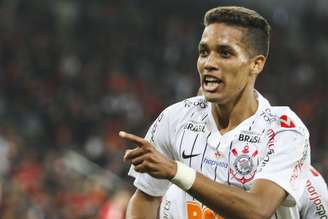 Pedrinho, do Corinthians, comemora seu gol durante partida contra o Athletico Paranaense, válida pela quinta rodada do Campeonato Brasileiro, na Arena da Baixada, em Curitiba (PR)