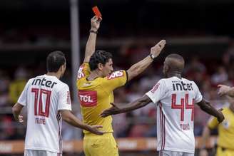 Toró foi expulso após consulta do árbitro ao VAR - FOTO: Marcos Limonti/AM Press/Lancepress!