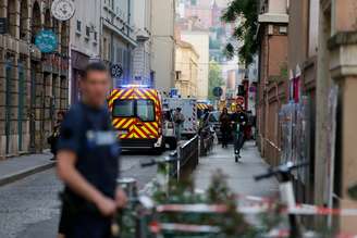 Viaturas dos bombeiros e ambulâncias perto de local onde bomba teria explodido em Lyon, na França
24/05/2019 REUTERS/Emmanuel Foudrot