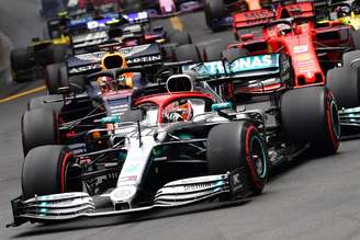 Hamilton aguenta pressão de Verstappen e vence de ponta a ponta em Mônaco