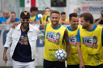 Os jogadores Daniel Alves e Neymar Jr durante a final mundial da terceira edição do Neymar Jr’s Five, torneio de futebol do Instituto Projeto Neymar Jr, na Praia Grande, litoral de São Paulo (SP)