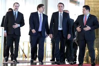 Presidente Jair Bolsonaro ao lado dos presidentes do Supremo, Dias Toffoli, da Câmara, Rodrigo Maia, e do Senado, Davi Alcolumbre, após café da manhã no Palácio da Alvorada, em Brasília
28/05/2019
Marcos Correa/Presidência da República/Divulgação via REUTERS