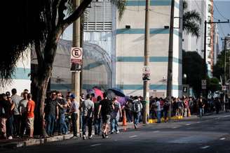 Consumidores lotam os corredores do Shopping Ibirapuera, na zona sul da capital paulista, durante a inauguração da primeira loja oficial da fabricante chinesa Xiaomi no Brasil, na manhã deste sábado (01)