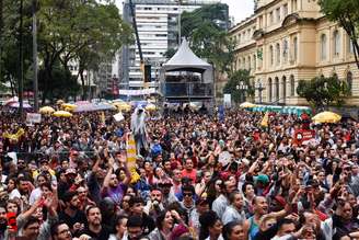Milhares de pessoas acompanham a apresentação de artistas durante o Festival Lula Livre neste domingo, (2) na Praça da República, em São Paulo. Durante as apresentações, o público e os artistas que se apresentavam, pediram a liberdade do Ex Presidente Lula que esta preso na carceragem da Policia Federal em Curitiba