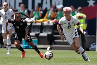 Megan Rapinoe conduz bola pela seleção dos EUA