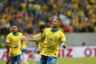 Richarlison, do Brasil, comemora seu gol em partida amistosa contra o Catar, preparatória à Copa América, realizada no estádio Mané Garrincha, em Brasília, nesta quarta-feira, 05.