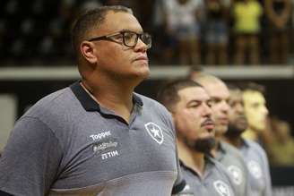 Léo Figueiró briga para ser eleito o melhor treinador da temporada (Foto: Vitor Silva/Botafogo)