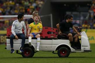 Arthur terá de passar por exame de imagem no joelho (Foto: Lucas Figueiredo/CBF)