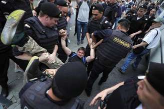 Polícia russa prende mais de 200 em ato a favor de repórter