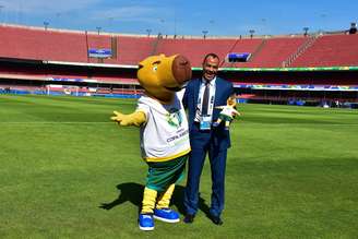 Cafu e o mascote Zizito, da Copa América