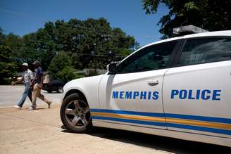 Homens caminham em frente a viatura de polícia em Memphis, nos Estados Unidos
13/06/2019 REUTERS/Ricardo Arduengo