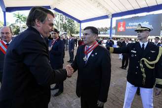 O presidente Jair Bolsonaro e o então ministro Santos Cruz em evento com militares 