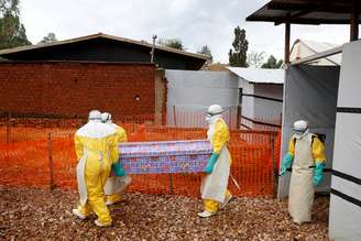 Agente de saúde vestindo trajes de proteção carregam caixão com mulher que morreu de ebola
28/03/2019
REUTERS/Baz Ratner