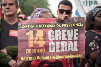 Manifestantes realizam protesto na Avenida Francisco Bicalho, nas imediações da Rodoviária Novo Rio, Zona Portuária do Rio de Janeiro