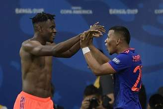 Zapata levou amarelo por tirar a camisa na comemoração do segundo gol (Foto: Juan MABROMATA / AFP)
