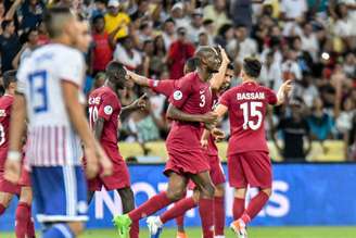 Jogadores do Catar comemoram gol de empate marcado por Boualem Khoukhi durante partida entre Paraguai x Catar, válida pela fase de grupos da Copa América 2019, realizada neste domingo (16) no Estádio do Maracanã