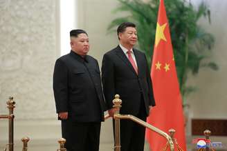 Líder da Coreia do Norte, Kim Jong Un, e presidente chinês, Xi Jinping, em Pequim
10/01/2019
KCNA via REUTERS