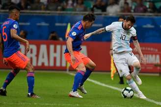A Argentina de Messi foi derrotada pela Colômbia por 2 a 0 na estreia da Copa América, em Salvador-(Divulgação/Copa América)