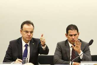 O relator, deputado Samuel Moreira, e o presidente da comissão especial da Reforma da Previdência, Marcelo Ramos, durante o debate realizado na manhã desta terça-feira, 18