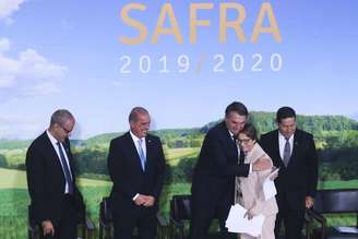 Bolsonaro abraça a ministra Tereza Cristina em evento de lançamento do Plano Safra.