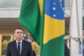 O presidente Jair Bolsonaro durante cerimônia de hasteamento da bandeira nacional no Palácio do Planalto, em Brasília, na manhã desta terça-feira, 18.