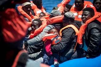 Migrantes a bordo do navio da ONG Sea Watch, em foto de arquivo