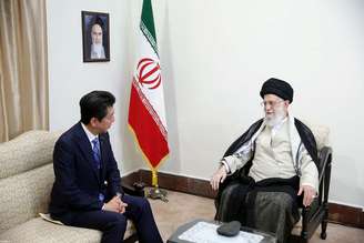 Aiatolá Ali Khamenei se reúne com premiê japonês, Shinzo Abe
13/06/2019
Site oficial de Khamenei/Divulgação via REUTERS
