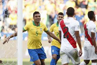 Casemiro marcou um dos gols da Seleção contra o Peru (Foto: MIGUEL SCHINCARIOL / AFP)